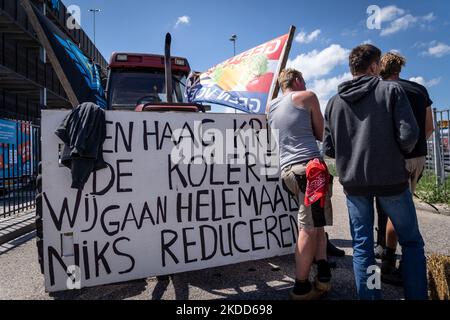 Des tracteurs dans un centre de distribution d'Albert Heijn à Utrecht. La principale chaîne de supermarchés à Utrecht, pays-Bas, sur 04 juillet 2022.(photo d'Oscar Brak/NurPhoto) Banque D'Images