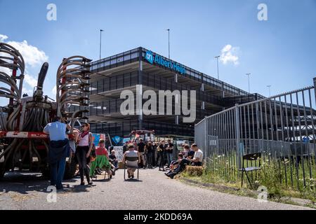 Des tracteurs dans un centre de distribution d'Albert Heijn à Utrecht. La principale chaîne de supermarchés à Utrecht, pays-Bas, sur 04 juillet 2022.(photo d'Oscar Brak/NurPhoto) Banque D'Images