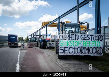 Des tracteurs dans un centre de distribution d'Albert Heijn à Utrecht. La principale chaîne de supermarchés à Utrecht, pays-Bas, sur 04 juillet 2022.(photo d'Oscar Brak/NurPhoto) Banque D'Images