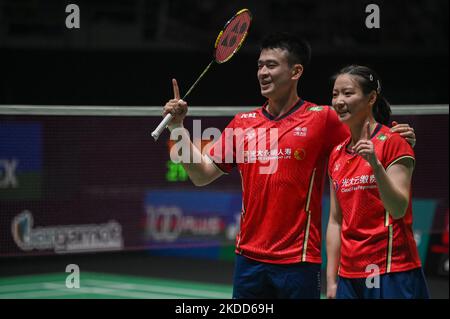 Zheng si Wei (L) et Huang ya Qiong de Chine posent après avoir remporté le match de deux fois finales mixtes contre Dechapol Puavaranukroh et Sapsiree Taerattanachai de Thaïlande le sixième jour de l'Open de Malaisie de Petronas à l'arène Axiata sur 03 juillet 2022 à Kuala Lumpur, Malaisie. (Photo de Zahim Mohd/NurPhoto) Banque D'Images