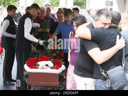 Des parents et des amis assistent à une cérémonie d'adieu pour le regretté entraîneur ukrainien de football Oleksandr Shyshkov, 42 ans, décédé lors d'une attaque à la roquette dans la région d'Odesa, dans le cadre de l'invasion de l'Ukraine par la Russie, au stade Tchernomorets d'Odesa, en Ukraine, le 04 juillet 2022. (Photo par STR/NurPhoto) Banque D'Images