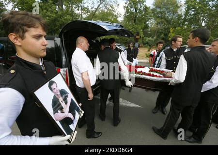 Des parents et des amis assistent à une cérémonie d'adieu pour le regretté entraîneur ukrainien de football Oleksandr Shyshkov, 42 ans, décédé lors d'une attaque à la roquette dans la région d'Odesa, dans le cadre de l'invasion de l'Ukraine par la Russie, au stade Tchernomorets d'Odesa, en Ukraine, le 04 juillet 2022. (Photo par STR/NurPhoto) Banque D'Images