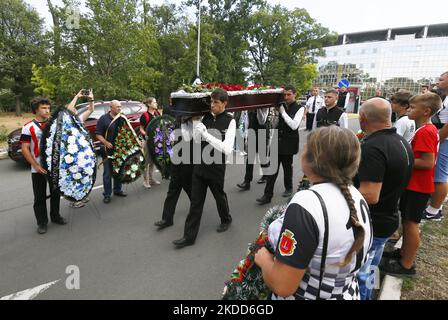 Des parents et des amis assistent à une cérémonie d'adieu pour le regretté entraîneur ukrainien de football Oleksandr Shyshkov, 42 ans, décédé lors d'une attaque à la roquette dans la région d'Odesa, dans le cadre de l'invasion de l'Ukraine par la Russie, au stade Tchernomorets d'Odesa, en Ukraine, le 04 juillet 2022. (Photo par STR/NurPhoto) Banque D'Images