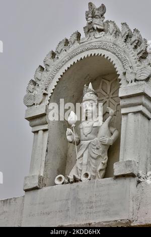 Figure du Seigneur Murgan au-dessus de l'entrée du temple de Kuzhanthai Velappar (Arulmigu Kuzhanthai Velappar Thirukkovil) situé dans le village de Poombarai à Kodaikanal, Tamil Nadu, en Inde, sur 17 mai 2022. Le temple a plus de 3000 ans a été consacré par sa sainteté Bhogar. (Photo de Creative Touch Imaging Ltd./NurPhoto) Banque D'Images