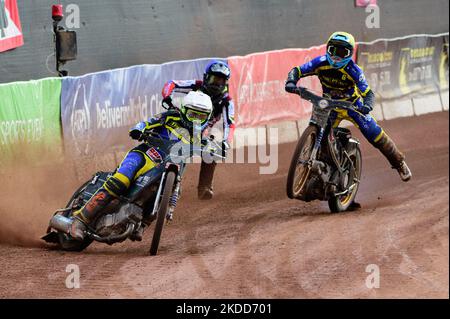 Adam Ellis (blanc) dirige Justin Sedgmen (jaune) devient en difficulté aux côtés de Tom Brennan (bleu) lors du match SGB Premiership entre Belle vue Aces et Sheffield Tigers au National Speedway Stadium, à Manchester, le mardi 5th juillet 2022. (Photo de Ian Charles/MI News/NurPhoto) Banque D'Images