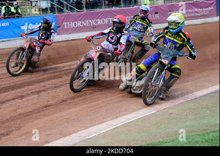 Adam Ellis (jaune) à l'intérieur de Brady Kurtz (rouge) avec Tobiasz Musielak derrière lors du match SGB Premiership entre Belle vue Aces et Sheffield Tigers au National Speedway Stadium, Manchester, le mardi 5th juillet 2022. (Photo de Ian Charles/MI News/NurPhoto) Banque D'Images