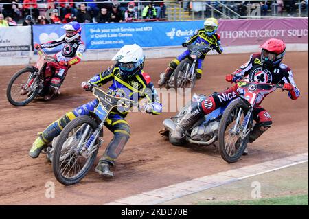 Jack Holder (blanc) dirige Matej Zagar (rouge) et Max Fricke (bleu) avec Adam Ellis (jaune) derrière lors du match SGB Premiership entre Belle vue Aces et Sheffield Tigers au National Speedway Stadium, Manchester, le mardi 5th juillet 2022. (Photo de Ian Charles/MI News/NurPhoto) Banque D'Images