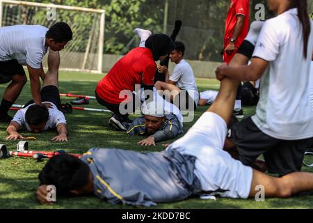 Les joueurs de Garuda Indonesia Amputee football (Garuda INAF) font des exercices d'étirement lors d'une session d'entraînement à Jakarta, Indonésie sur 5 juillet 2022. L'équipe indonésienne de football amputé est composée de joueurs qui ont tous perdu des bras ou des jambes lors de différents accidents dans le pays, compte environ 20 joueurs et s'est qualifiée pour la coupe du monde de football Amputee qui se tiendra à Istanbul, en Turquie, en octobre 2022. (Photo de Garry Lotulung/NurPhoto) Banque D'Images