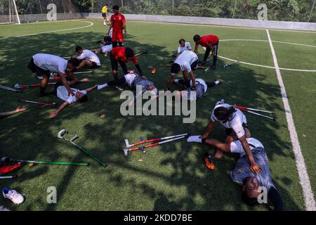 Les joueurs de Garuda Indonesia Amputee football (Garuda INAF) font des exercices d'étirement lors d'une session d'entraînement à Jakarta, Indonésie sur 5 juillet 2022. L'équipe indonésienne de football amputé est composée de joueurs qui ont tous perdu des bras ou des jambes lors de différents accidents dans le pays, compte environ 20 joueurs et s'est qualifiée pour la coupe du monde de football Amputee qui se tiendra à Istanbul, en Turquie, en octobre 2022. (Photo de Garry Lotulung/NurPhoto) Banque D'Images