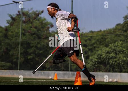 Un joueur de Garuda Indonesia Amputee football (Garuda INAF) assiste à une session d'entraînement à Jakarta, Indonésie sur 5 juillet 2022. L'équipe indonésienne de football amputé est composée de joueurs qui ont tous perdu des bras ou des jambes lors de différents accidents dans le pays, compte environ 20 joueurs et s'est qualifiée pour la coupe du monde de football Amputee qui se tiendra à Istanbul, en Turquie, en octobre 2022. (Photo de Garry Lotulung/NurPhoto) Banque D'Images