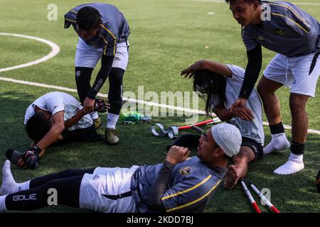 Les joueurs de Garuda Indonesia Amputee football (Garuda INAF) font des exercices d'étirement lors d'une session d'entraînement à Jakarta, Indonésie sur 5 juillet 2022. L'équipe indonésienne de football amputé est composée de joueurs qui ont tous perdu des bras ou des jambes lors de différents accidents dans le pays, compte environ 20 joueurs et s'est qualifiée pour la coupe du monde de football Amputee qui se tiendra à Istanbul, en Turquie, en octobre 2022. (Photo de Garry Lotulung/NurPhoto) Banque D'Images