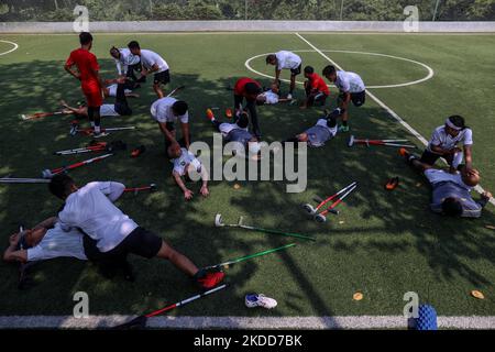 Les joueurs de Garuda Indonesia Amputee football (Garuda INAF) font des exercices d'étirement lors d'une session d'entraînement à Jakarta, Indonésie sur 5 juillet 2022. L'équipe indonésienne de football amputé est composée de joueurs qui ont tous perdu des bras ou des jambes lors de différents accidents dans le pays, compte environ 20 joueurs et s'est qualifiée pour la coupe du monde de football Amputee qui se tiendra à Istanbul, en Turquie, en octobre 2022. (Photo de Garry Lotulung/NurPhoto) Banque D'Images