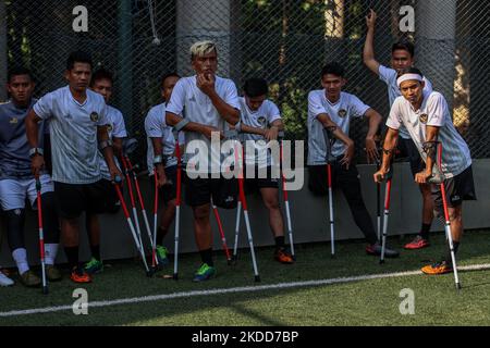 Des joueurs de Garuda Indonesia Amputee football (Garuda INAF) assistent à une séance de formation à Jakarta, Indonésie sur 5 juillet 2022. L'équipe indonésienne de football amputé est composée de joueurs qui ont tous perdu des bras ou des jambes lors de différents accidents dans le pays, compte environ 20 joueurs et s'est qualifiée pour la coupe du monde de football Amputee qui se tiendra à Istanbul, en Turquie, en octobre 2022. (Photo de Garry Lotulung/NurPhoto) Banque D'Images