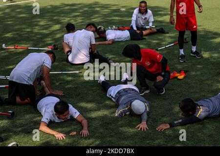 Les joueurs de Garuda Indonesia Amputee football (Garuda INAF) font des exercices d'étirement lors d'une session d'entraînement à Jakarta, Indonésie sur 5 juillet 2022. L'équipe indonésienne de football amputé est composée de joueurs qui ont tous perdu des bras ou des jambes lors de différents accidents dans le pays, compte environ 20 joueurs et s'est qualifiée pour la coupe du monde de football Amputee qui se tiendra à Istanbul, en Turquie, en octobre 2022. (Photo de Garry Lotulung/NurPhoto) Banque D'Images