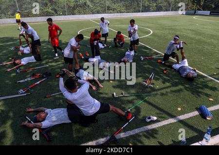 Les joueurs de Garuda Indonesia Amputee football (Garuda INAF) font des exercices d'étirement lors d'une session d'entraînement à Jakarta, Indonésie sur 5 juillet 2022. L'équipe indonésienne de football amputé est composée de joueurs qui ont tous perdu des bras ou des jambes lors de différents accidents dans le pays, compte environ 20 joueurs et s'est qualifiée pour la coupe du monde de football Amputee qui se tiendra à Istanbul, en Turquie, en octobre 2022. (Photo de Garry Lotulung/NurPhoto) Banque D'Images