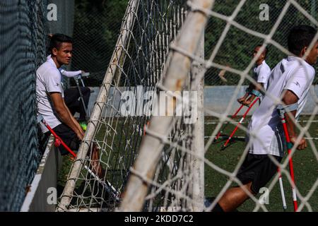 Des joueurs de Garuda Indonesia Amputee football (Garuda INAF) assistent à une séance de formation à Jakarta, Indonésie sur 5 juillet 2022. L'équipe indonésienne de football amputé est composée de joueurs qui ont tous perdu des bras ou des jambes lors de différents accidents dans le pays, compte environ 20 joueurs et s'est qualifiée pour la coupe du monde de football Amputee qui se tiendra à Istanbul, en Turquie, en octobre 2022. (Photo de Garry Lotulung/NurPhoto) Banque D'Images