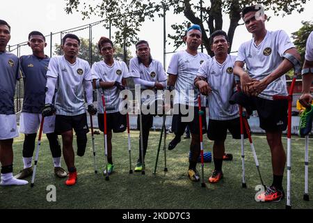 Des joueurs de Garuda Indonesia Amputee football (Garuda INAF) assistent à une séance de formation à Jakarta, Indonésie sur 5 juillet 2022. L'équipe indonésienne de football amputé est composée de joueurs qui ont tous perdu des bras ou des jambes lors de différents accidents dans le pays, compte environ 20 joueurs et s'est qualifiée pour la coupe du monde de football Amputee qui se tiendra à Istanbul, en Turquie, en octobre 2022. (Photo de Garry Lotulung/NurPhoto) Banque D'Images