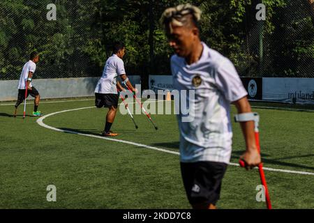 Des joueurs de Garuda Indonesia Amputee football (Garuda INAF) assistent à une séance de formation à Jakarta, Indonésie sur 5 juillet 2022. L'équipe indonésienne de football amputé est composée de joueurs qui ont tous perdu des bras ou des jambes lors de différents accidents dans le pays, compte environ 20 joueurs et s'est qualifiée pour la coupe du monde de football Amputee qui se tiendra à Istanbul, en Turquie, en octobre 2022. (Photo de Garry Lotulung/NurPhoto) Banque D'Images