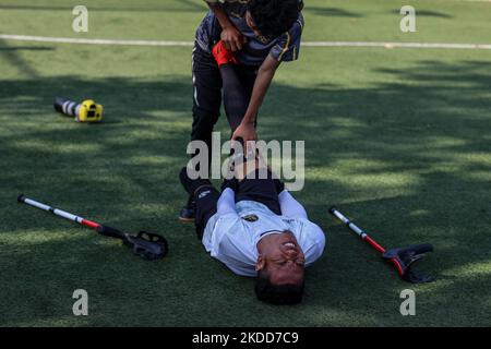 Les joueurs de Garuda Indonesia Amputee football (Garuda INAF) font des exercices d'étirement lors d'une session d'entraînement à Jakarta, Indonésie sur 5 juillet 2022. L'équipe indonésienne de football amputé est composée de joueurs qui ont tous perdu des bras ou des jambes lors de différents accidents dans le pays, compte environ 20 joueurs et s'est qualifiée pour la coupe du monde de football Amputee qui se tiendra à Istanbul, en Turquie, en octobre 2022. (Photo de Garry Lotulung/NurPhoto) Banque D'Images