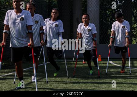 Des joueurs de Garuda Indonesia Amputee football (Garuda INAF) assistent à une séance de formation à Jakarta, Indonésie sur 5 juillet 2022. L'équipe indonésienne de football amputé est composée de joueurs qui ont tous perdu des bras ou des jambes lors de différents accidents dans le pays, compte environ 20 joueurs et s'est qualifiée pour la coupe du monde de football Amputee qui se tiendra à Istanbul, en Turquie, en octobre 2022. (Photo de Garry Lotulung/NurPhoto) Banque D'Images