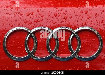 Logo AUDI visible sur un véhicule Audi stationné dans le centre de Cracovie. Mardi, 05 juillet 2022, à Cracovie, en Pologne. (Photo par Artur Widak/NurPhoto) Banque D'Images