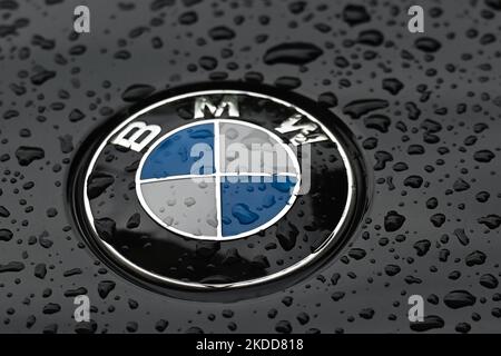 Logo BMW visible sur un véhicule BMW stationné dans le centre de Cracovie. Mardi, 05 juillet 2022, à Cracovie, en Pologne. (Photo par Artur Widak/NurPhoto) Banque D'Images