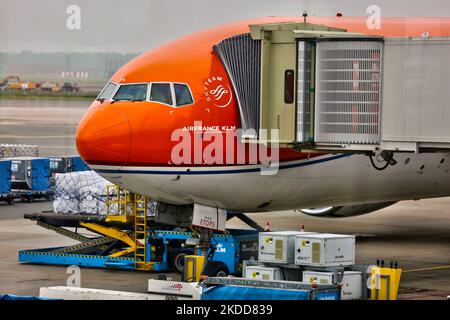 KLM Royal Dutch Airlines Boeing 777-306ER (Orange Pride Livery) à l'aéroport d'Amsterdam Schiphol à Amsterdam, pays-Bas, Europe, on 03 mai 2022. (Photo de Creative Touch Imaging Ltd./NurPhoto) Banque D'Images