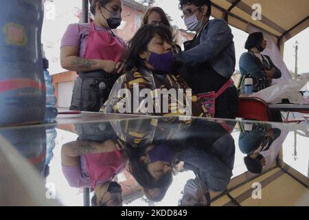 Une personne de Barrio San Juan del Pueblo San Francisco Culhuacán, à Mexico, avant de couper ses cheveux gratuitement, dans le cadre des activités organisées par des femmes voisines dans la région en collaboration avec les autorités de Mexico. Selon les données de l'Institut national de statistique et de géographie (INEGI), la majorité des travailleuses autonomes travaillent dans le secteur tertiaire (81,2%) dans le commerce, les restaurants et divers services tels que la coiffure, la cosmétologie et les salons de beauté. (Photo de Gerardo Vieyra/NurPhoto) Banque D'Images