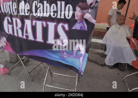 Une personne de Barrio San Juan del Pueblo San Francisco Culhuacán, à Mexico, après avoir obtenu une coupe de cheveux gratuite, dans le cadre des activités organisées par des femmes de la région en collaboration avec les autorités de Mexico. Selon les données de l'Institut national de statistique et de géographie (INEGI), la majorité des travailleuses autonomes travaillent dans le secteur tertiaire (81,2%) dans le commerce, les restaurants et divers services tels que la coiffure, la cosmétologie et les salons de beauté. (Photo de Gerardo Vieyra/NurPhoto) Banque D'Images