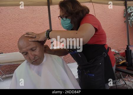 Une personne de Barrio San Juan del Pueblo San Francisco Culhuacán, à Mexico, se coupe les cheveux gratuitement, dans le cadre des activités organisées par des femmes voisines dans la région en collaboration avec les autorités de la capitale. Selon les données de l'Institut national de statistique et de géographie (INEGI), la majorité des travailleuses autonomes travaillent dans le secteur tertiaire (81,2%) dans le commerce, les restaurants et divers services tels que la coiffure, la cosmétologie et les salons de beauté. (Photo de Gerardo Vieyra/NurPhoto) Banque D'Images