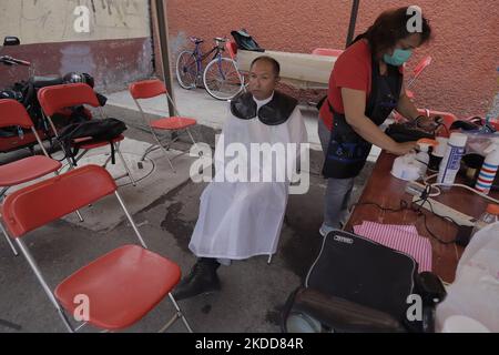 Une personne de Barrio San Juan del Pueblo San Francisco Culhuacán, à Mexico, avant d'obtenir une coupe de cheveux gratuite, dans le cadre des activités organisées par des femmes de la région en collaboration avec les autorités de Mexico. Selon les données de l'Institut national de statistique et de géographie (INEGI), la majorité des travailleuses autonomes travaillent dans le secteur tertiaire (81,2%) dans le commerce, les restaurants et divers services tels que la coiffure, la cosmétologie et les salons de beauté. (Photo de Gerardo Vieyra/NurPhoto) Banque D'Images