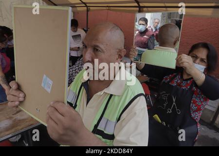 Une personne du Barrio San Juan del Pueblo San Francisco Culhuacán, à Mexico, regarde dans le miroir après avoir obtenu une coupe de cheveux gratuite dans le cadre des activités organisées par les femmes dans la région en collaboration avec les autorités de Mexico. Selon les données de l'Institut national de statistique et de géographie (INEGI), la majorité des travailleuses autonomes travaillent dans le secteur tertiaire (81,2%) dans le commerce, les restaurants et divers services tels que la coiffure, la cosmétologie et les salons de beauté. (Photo de Gerardo Vieyra/NurPhoto) Banque D'Images