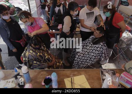 Les femmes du quartier San Juan de San Francisco Culhuacán à Mexico ont coupé les cheveux gratuitement pour les voisins et les passants, dans le cadre des activités organisées par les femmes de la région en collaboration avec les autorités de la capitale. Selon les données de l'Institut national de statistique et de géographie (INEGI), la majorité des travailleuses autonomes travaillent dans le secteur tertiaire (81,2%) dans le commerce, les restaurants et divers services tels que la coiffure, la cosmétologie et les salons de beauté. (Photo de Gerardo Vieyra/NurPhoto) Banque D'Images