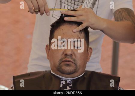 Une personne de Barrio San Juan del Pueblo San Francisco Culhuacán à Mexico City obtient sa coupe de cheveux gratuitement dans le cadre d'activités organisées par des femmes dans la région en collaboration avec les autorités de Mexico. Selon les données de l'Institut national de statistique et de géographie (INEGI), la majorité des travailleuses autonomes travaillent dans le secteur tertiaire (81,2%) dans le commerce, les restaurants et divers services tels que la coiffure, la cosmétologie et les salons de beauté. (Photo de Gerardo Vieyra/NurPhoto) Banque D'Images