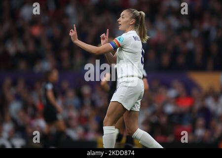 Leah Williamson, d'Angleterre, dans le brassard de son capitaine arc-en-ciel, avant le match d'ouverture de l'UEFA Women's Euro 2022 dans le groupe A entre l'Angleterre et l'Autriche à Old Trafford, Manchester, le mercredi 6th juillet 2022. (Photo de Pat Scaasi/MI News/NurPhoto) Banque D'Images