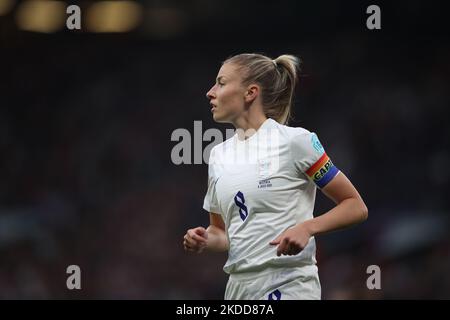 Leah Williamson, d'Angleterre, dans le brassard de son capitaine arc-en-ciel, avant le match d'ouverture de l'UEFA Women's Euro 2022 dans le groupe A entre l'Angleterre et l'Autriche à Old Trafford, Manchester, le mercredi 6th juillet 2022. (Photo de Pat Scaasi/MI News/NurPhoto) Banque D'Images