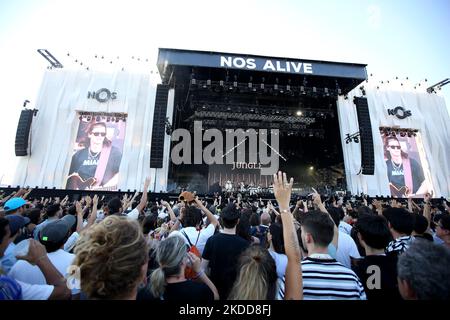 Les fans applaudissent lors du concert du groupe britannique Jungle le premier jour du festival de musique nos Alive 2022 à Lisbonne, au Portugal, sur 6 juillet 2022. Le festival de musique nos Alive s'étend de 6 juillet à 9 juillet 2022 avec les courses, Florence + la machine, Metallica et imagine Dragons comme têtes de ligne. (Photo par Pedro Fiúza/NurPhoto) Banque D'Images