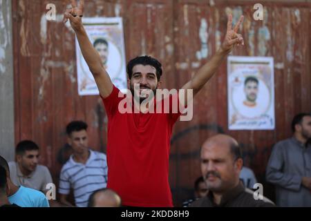 L'ancien prisonnier palestinien Hosni Issa, célèbre avec ses amis et sa famille et des membres des Brigades d'Al Qods, l'aile militaire du Jihad islamique, après sa libération des prisons israéliennes, à Rafah, dans le sud de la bande de Gaza, à 6 juillet 2022. Les autorités israéliennes ont libéré Hosni Issa après avoir passé 20 ans dans ses prisons. (Photo de Majdi Fathi/NurPhoto) Banque D'Images