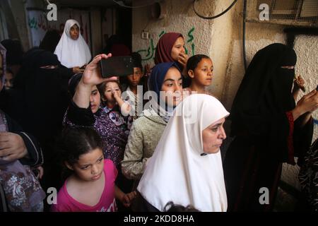 L'ancien prisonnier palestinien Hosni Issa, célèbre avec ses amis et sa famille et des membres des Brigades d'Al Qods, l'aile militaire du Jihad islamique, après sa libération des prisons israéliennes, à Rafah, dans le sud de la bande de Gaza, à 6 juillet 2022. Les autorités israéliennes ont libéré Hosni Issa après avoir passé 20 ans dans ses prisons. (Photo de Majdi Fathi/NurPhoto) Banque D'Images