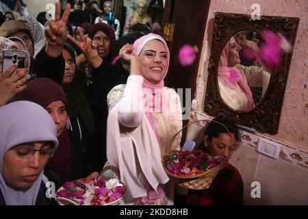 L'ancien prisonnier palestinien Hosni Issa, célèbre avec ses amis et sa famille et des membres des Brigades d'Al Qods, l'aile militaire du Jihad islamique, après sa libération des prisons israéliennes, à Rafah, dans le sud de la bande de Gaza, à 6 juillet 2022. Les autorités israéliennes ont libéré Hosni Issa après avoir passé 20 ans dans ses prisons. (Photo de Majdi Fathi/NurPhoto) Banque D'Images