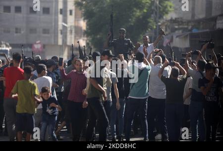 L'ancien prisonnier palestinien Hosni Issa, célèbre avec ses amis et sa famille et des membres des Brigades d'Al Qods, l'aile militaire du Jihad islamique, après sa libération des prisons israéliennes, à Rafah, dans le sud de la bande de Gaza, à 6 juillet 2022. Les autorités israéliennes ont libéré Hosni Issa après avoir passé 20 ans dans ses prisons. (Photo de Majdi Fathi/NurPhoto) Banque D'Images