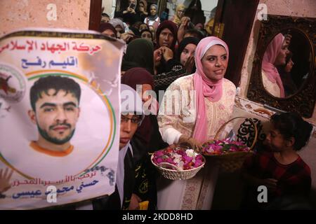 L'ancien prisonnier palestinien Hosni Issa, célèbre avec ses amis et sa famille et des membres des Brigades d'Al Qods, l'aile militaire du Jihad islamique, après sa libération des prisons israéliennes, à Rafah, dans le sud de la bande de Gaza, à 6 juillet 2022. Les autorités israéliennes ont libéré Hosni Issa après avoir passé 20 ans dans ses prisons. (Photo de Majdi Fathi/NurPhoto) Banque D'Images