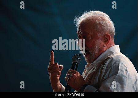 Le pré-candidat à la présidence brésilienne pour le Parti des travailleurs (PT), l'ancien président Luiz Inacio Lula da Silva, s'adresse à ses partisans lors d'un rassemblement politique dans le cadre de sa campagne pour la présidence brésilienne sur la place Cinelandia, Rio de Janeiro, au Brésil, à 7 juillet 2022. (Photo par Andre Borges/NurPhoto) Banque D'Images