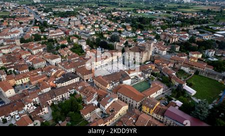 Une vue de drone de Marostica, Italie, sur 6 juillet 2022. Il est surtout célèbre pour ses échecs en direct et pour la variété de cerises locales. (Photo de Manuel Romano/NurPhoto) Banque D'Images