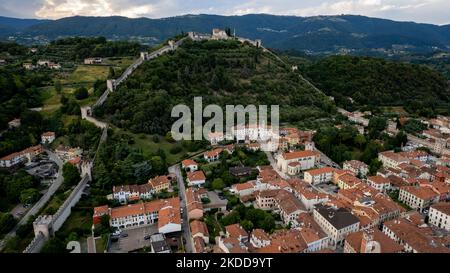 Une vue de drone de Marostica, Italie, sur 6 juillet 2022. Il est surtout célèbre pour ses échecs en direct et pour la variété de cerises locales. (Photo de Manuel Romano/NurPhoto) Banque D'Images