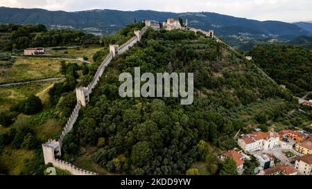 Une vue de drone de Marostica, Italie, sur 6 juillet 2022. Il est surtout célèbre pour ses échecs en direct et pour la variété de cerises locales. (Photo de Manuel Romano/NurPhoto) Banque D'Images