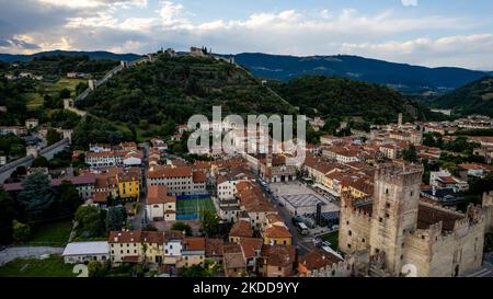 Une vue de drone de Marostica, Italie, sur 6 juillet 2022. Il est surtout célèbre pour ses échecs en direct et pour la variété de cerises locales. (Photo de Manuel Romano/NurPhoto) Banque D'Images