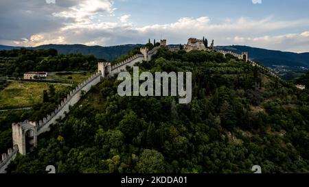 Une vue de drone de Marostica, Italie, sur 6 juillet 2022. Il est surtout célèbre pour ses échecs en direct et pour la variété de cerises locales. (Photo de Manuel Romano/NurPhoto) Banque D'Images