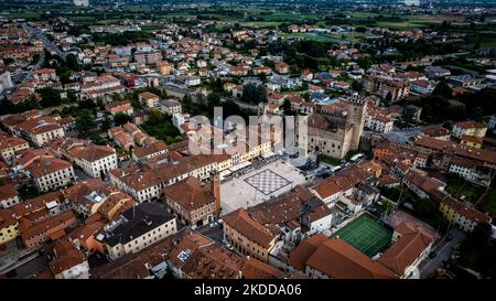 Une vue de drone de Marostica, Italie, sur 6 juillet 2022. Il est surtout célèbre pour ses échecs en direct et pour la variété de cerises locales. (Photo de Manuel Romano/NurPhoto) Banque D'Images
