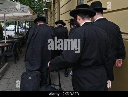 Un groupe de Juifs orthodoxes nouvellement arrivés qui se promènaient autour de Kazimierz à Cracovie. Jeudi, 07 juillet 2022, à Kazimierz, Cracovie, Pologne. (Photo par Artur Widak/NurPhoto) Banque D'Images